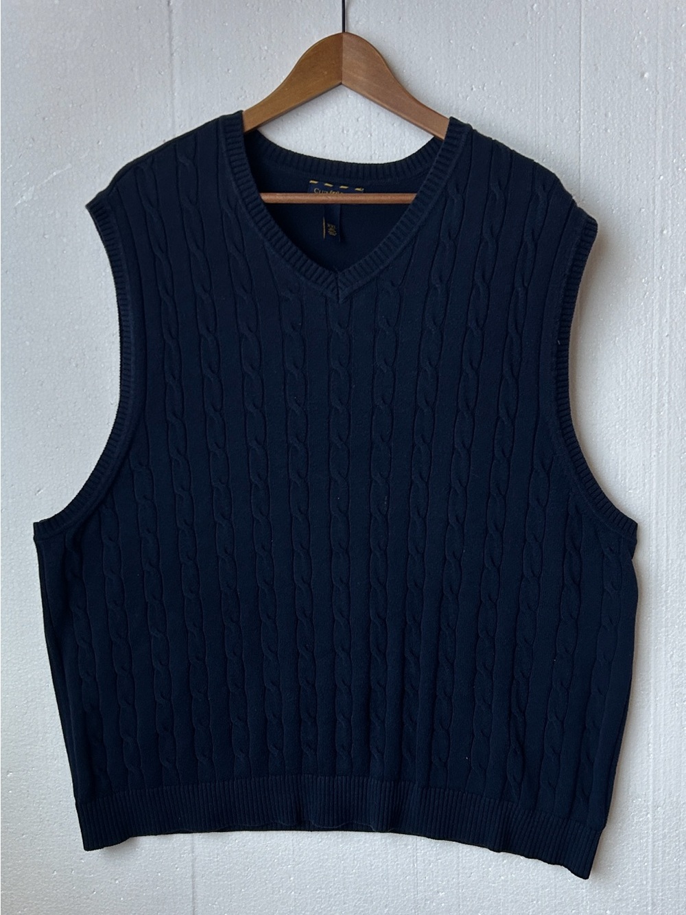 Club Room Man’s Navy Blue Cable Knit V‑Neck Sweater Vest. Size XXL. 100% Cotton.